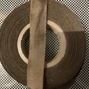 Basaltfaser Band 30 mm, 0,21 mm, 11,3 g/lfm, eine Kante aus braunem PP-Garn