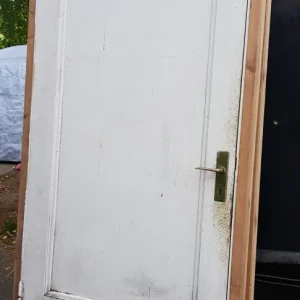 ARTIKELNUMMER 198 Vänsterhäng ytterdörr Mått: B 98 H 219 D 10 pris 2500 kr