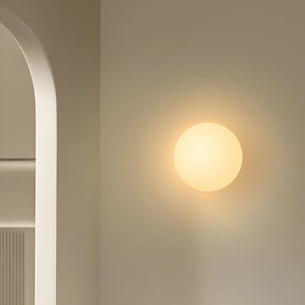 Luno – Minimalistisk Rund Vägglampa i Mjölkglas med Järnbas