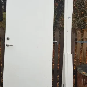 ARTIKELNUMMER 429 Daloc Ljud fodrad dörr komplett med karm Vänster hängd Öppnas utåt Yttermått: Bredd 90 cm Höjd 210 cm Pr...
