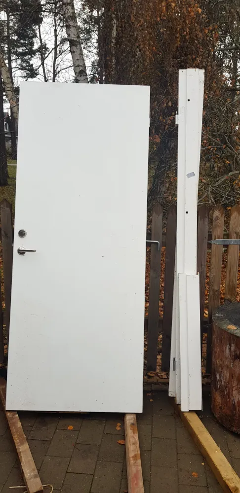 ARTIKELNUMMER 429 Daloc Ljud fodrad dörr komplett med karm Vänster hängd Öppnas utåt Yttermått: Bredd 90 cm Höjd 210 cm Pr...