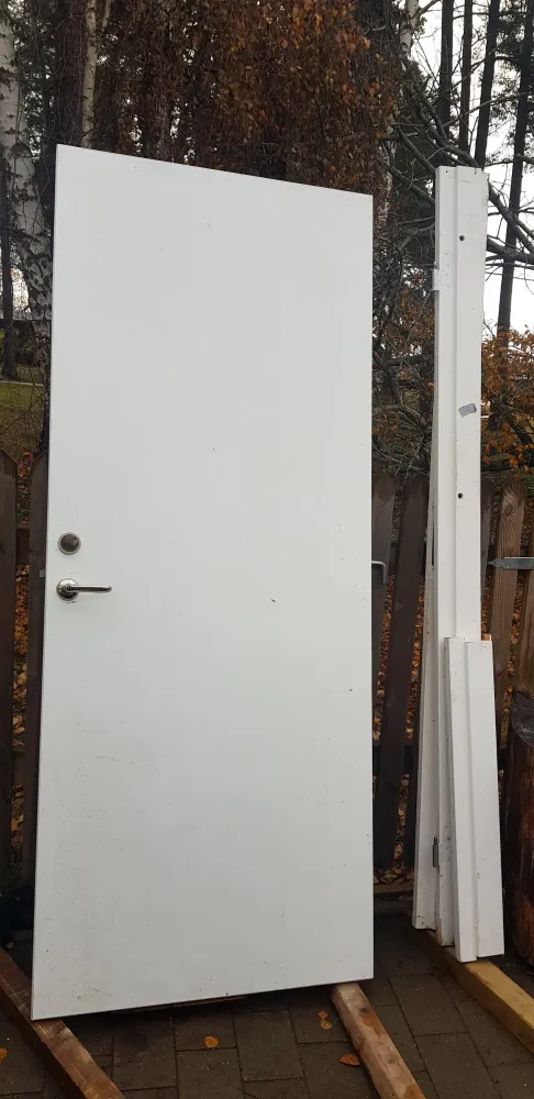 ARTIKELNUMMER 429 Daloc Ljud fodrad dörr komplett med karm Vänster hängd Öppnas utåt Yttermått: Bredd 90 cm Höjd 210 cm Pr...