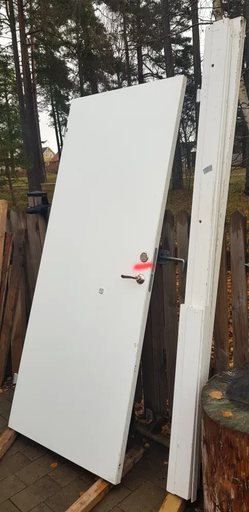 ARTIKELNUMMER 429 Daloc Ljud fodrad dörr komplett med karm Vänster hängd Öppnas utåt Yttermått: Bredd 90 cm Höjd 210 cm Pr...