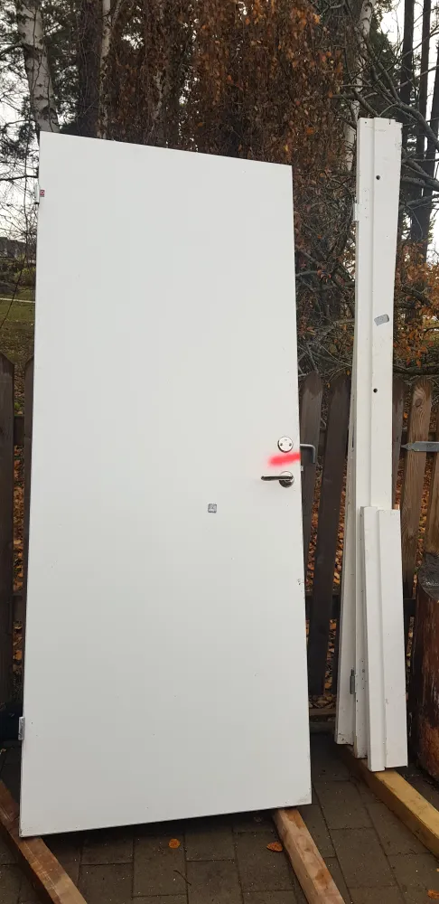 ARTIKELNUMMER 429 Daloc Ljud fodrad dörr komplett med karm Vänster hängd Öppnas utåt Yttermått: Bredd 90 cm Höjd 210 cm Pr...