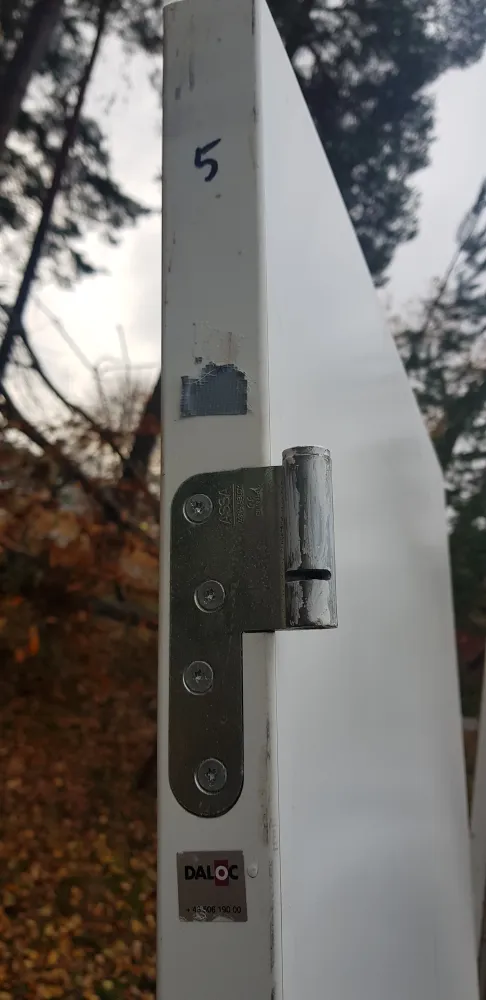 ARTIKELNUMMER 429 Daloc Ljud fodrad dörr komplett med karm Vänster hängd Öppnas utåt Yttermått: Bredd 90 cm Höjd 210 cm Pr...