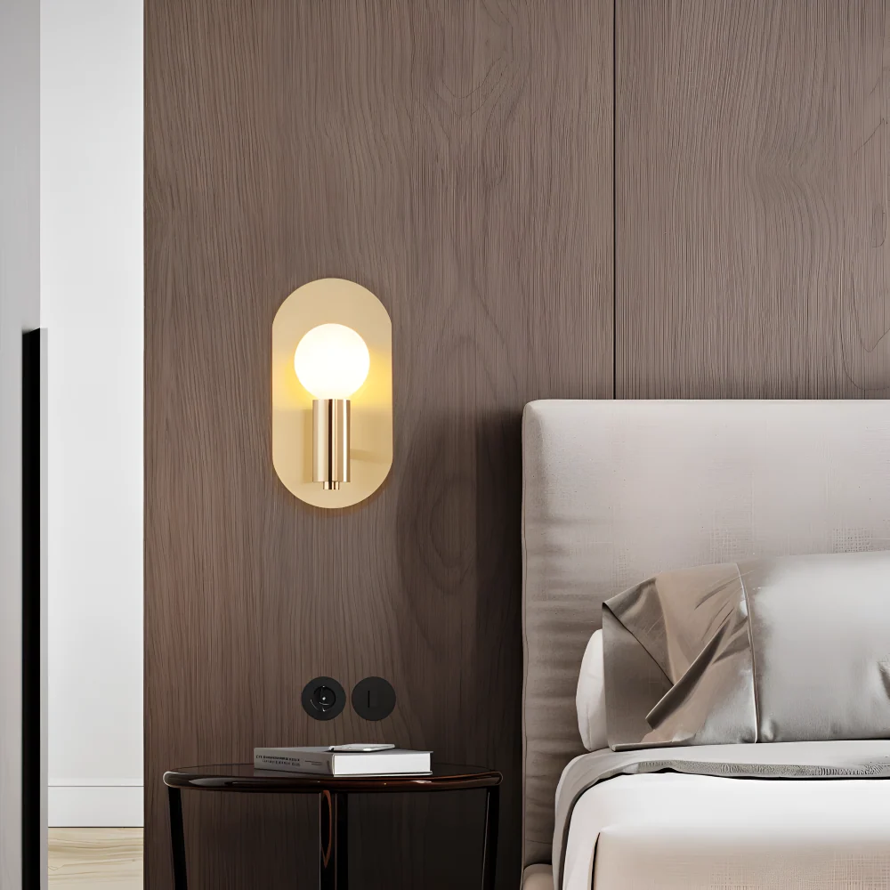 Aurumé – Vägglampa i Polerad Koppar med Oval Guldplatta