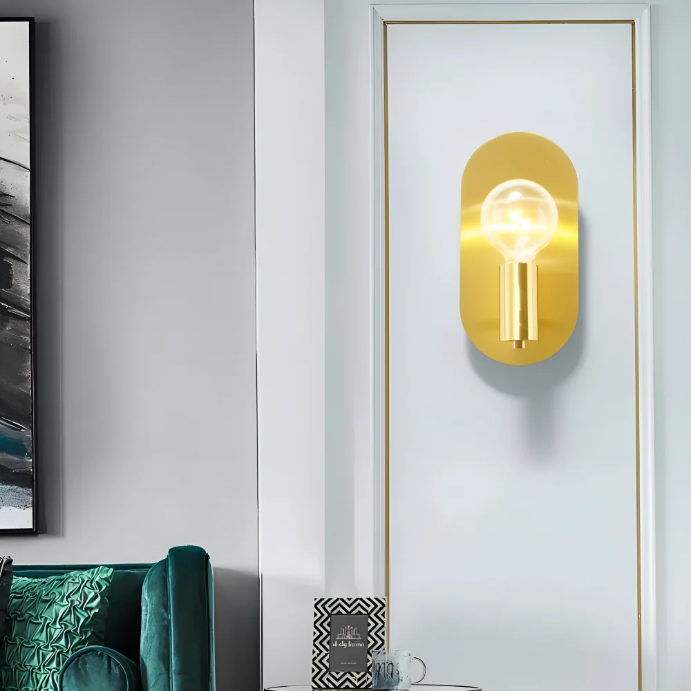 Aurumé – Vägglampa i Polerad Koppar med Oval Guldplatta