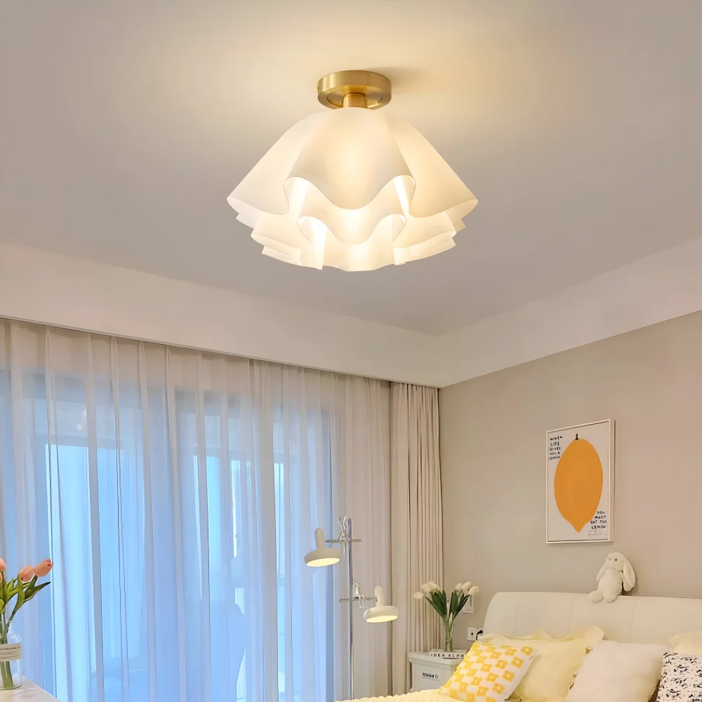 Floravie – Blomformad Krita Taklampa i Akryl med Gyllene Bas