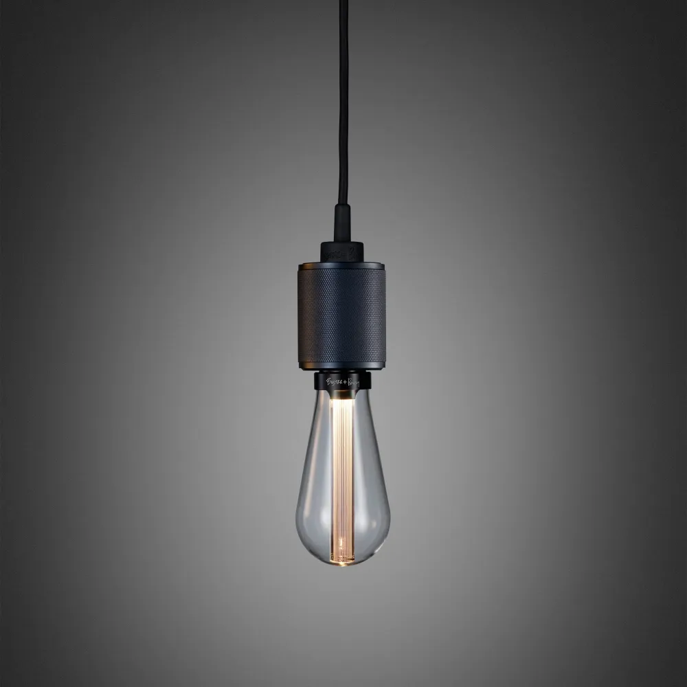 Heavy Metal-pendellampa i brunerad antique finish • Buster + Punch