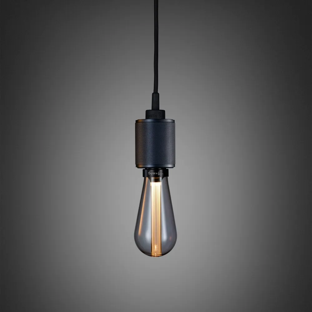 Heavy Metal-pendellampa i brunerad antique finish • Buster + Punch