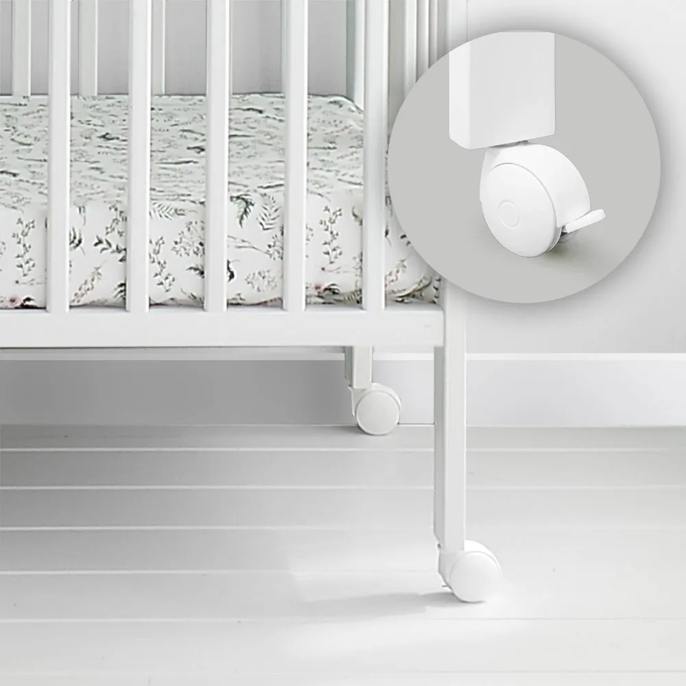 Woodies Co‑Sleeper (sängkantsäng) med hjul — vit