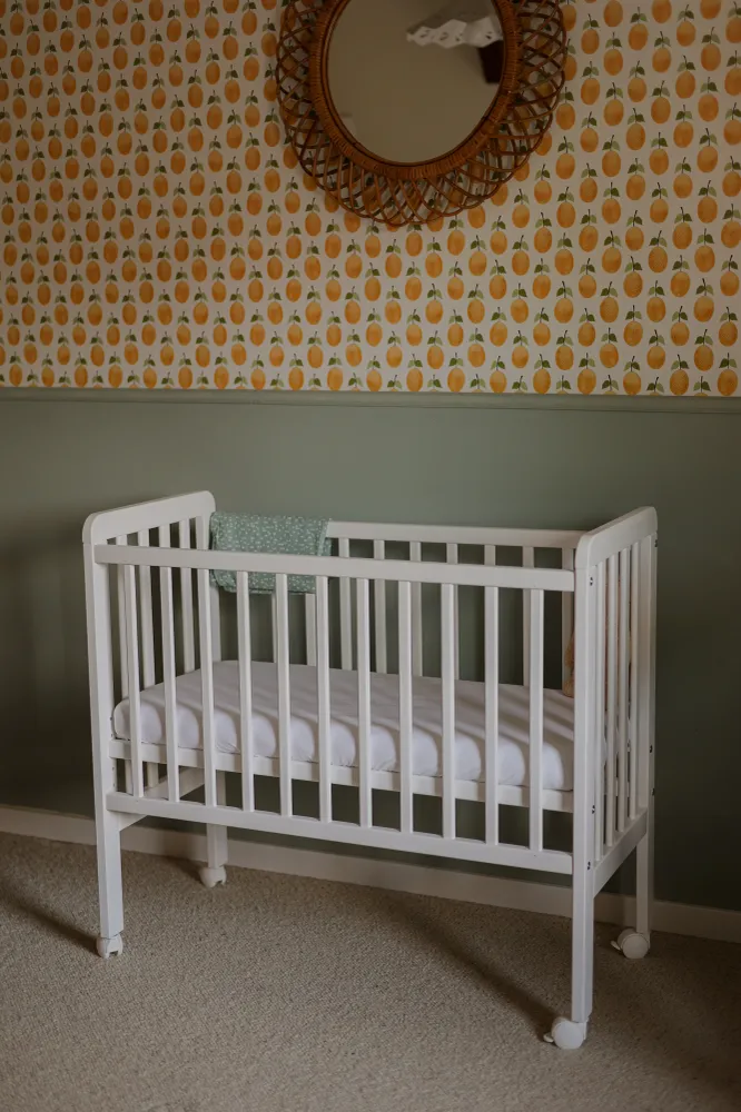 Woodies Co‑Sleeper (sängkantsäng) med hjul — vit