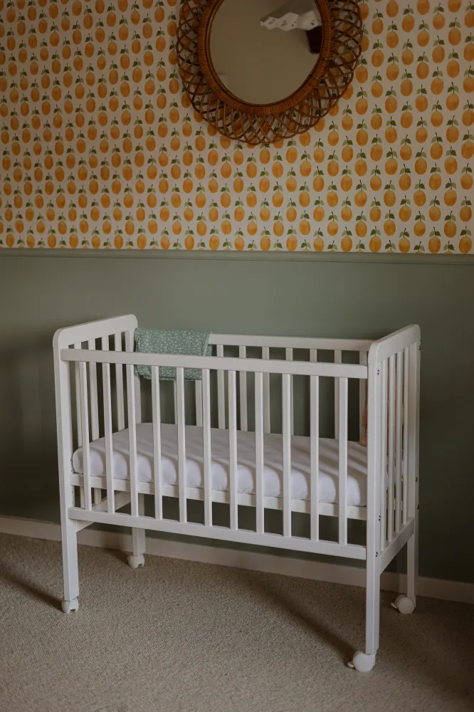 Woodies Co‑Sleeper (sängkantsäng) med hjul — vit