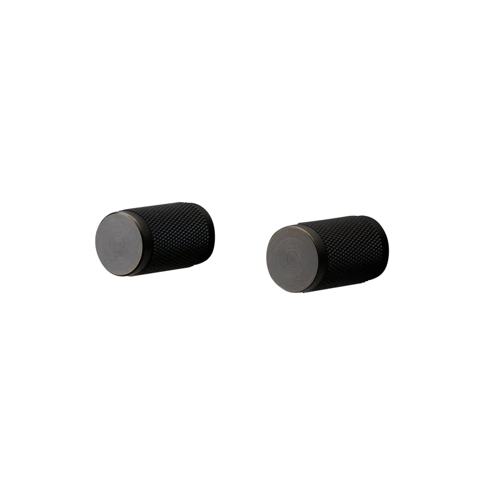 Cross möbelknopp i brunerad warm alloy (smoked Bronze) med diamantslipat mönster – 2 st. • Buster + Punch