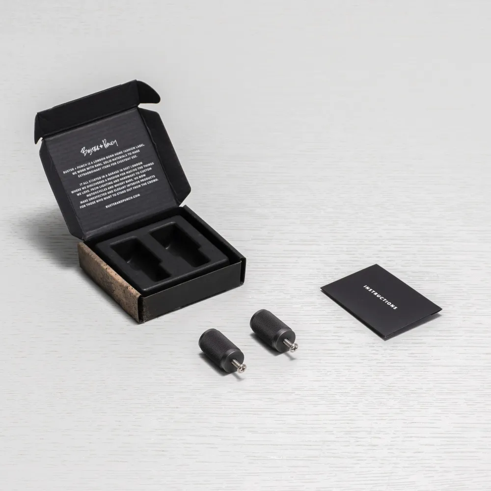 Cross möbelknopp i brunerad warm alloy (smoked Bronze) med diamantslipat mönster – 2 st. • Buster + Punch