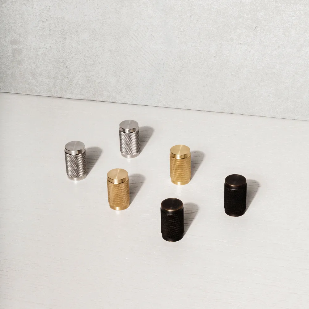 Cross möbelknopp i brunerad warm alloy (smoked Bronze) med diamantslipat mönster – 2 st. • Buster + Punch