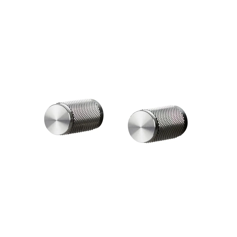 Cross möbelknopp i rostfritt stål med diamantslipat mönster – 2 st. • Buster + Punch