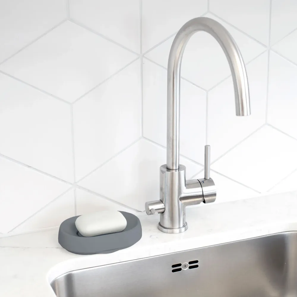 Tvålfat med dold avrinningspip Soap Saver Flow PLUS. Oval Grafitgrå. Silikon