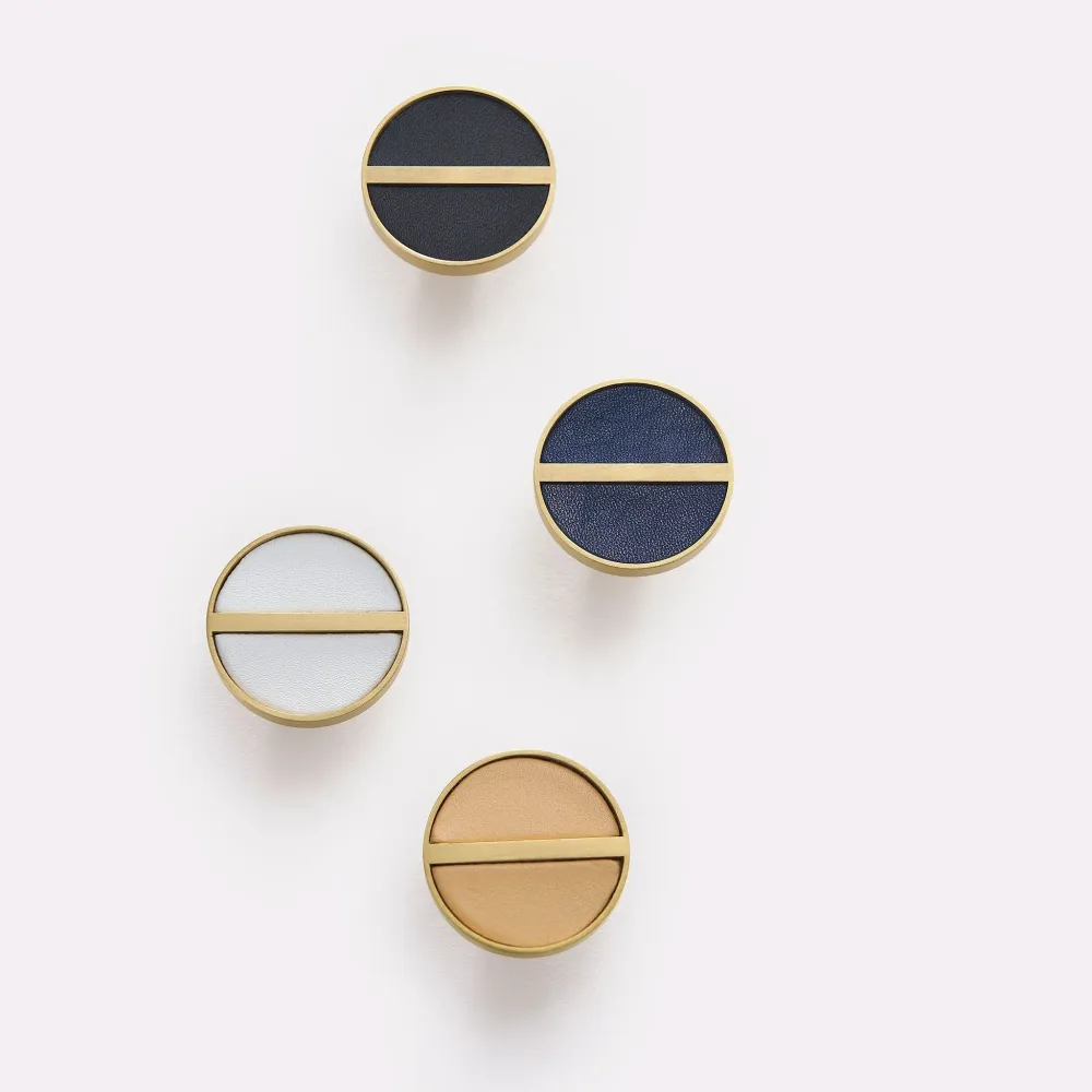 Knopp 1076 | Mässing + Läder | Vit