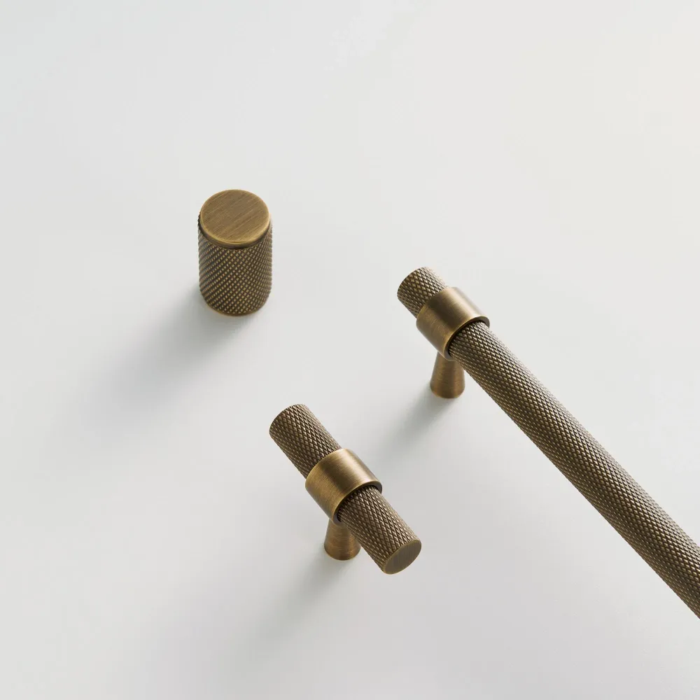 Knopp CH035 | Lättrad | Antik Mässing