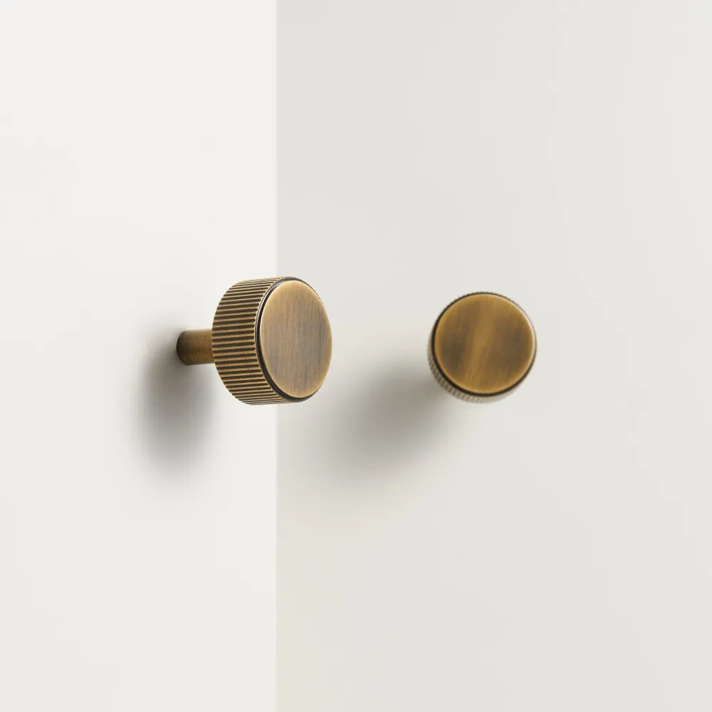 Knopp CH052 | Räfflad | Antik Mässing