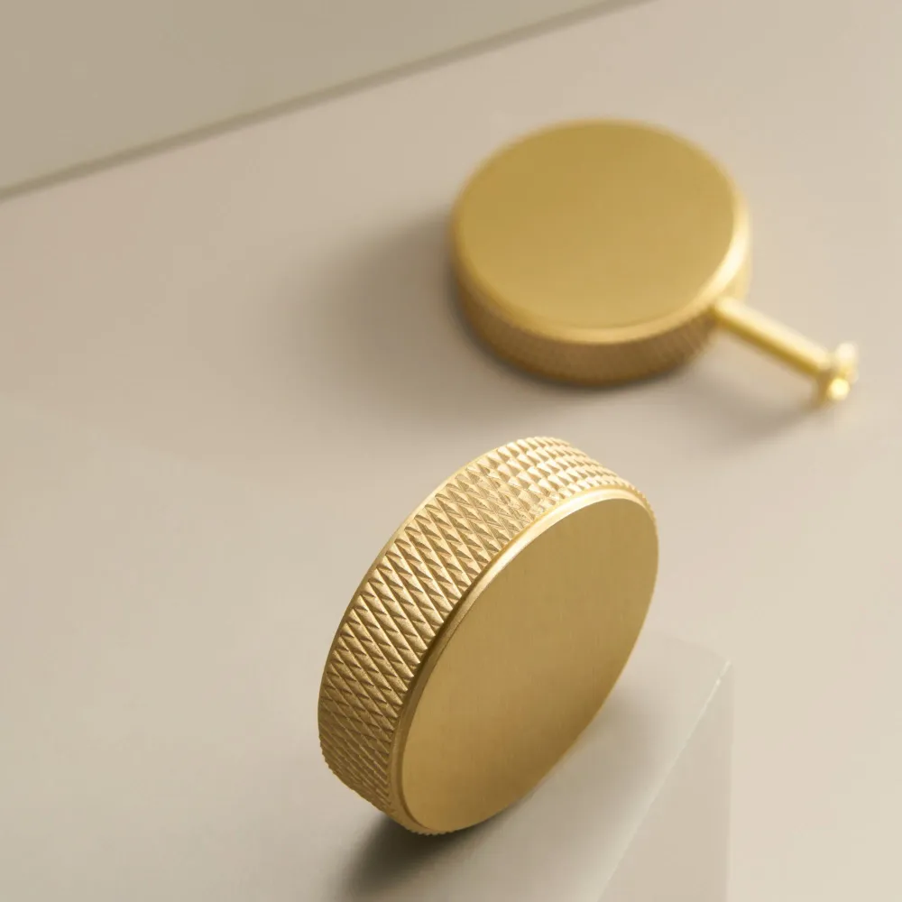 Knopp CH059A | Lättrad | Mässing