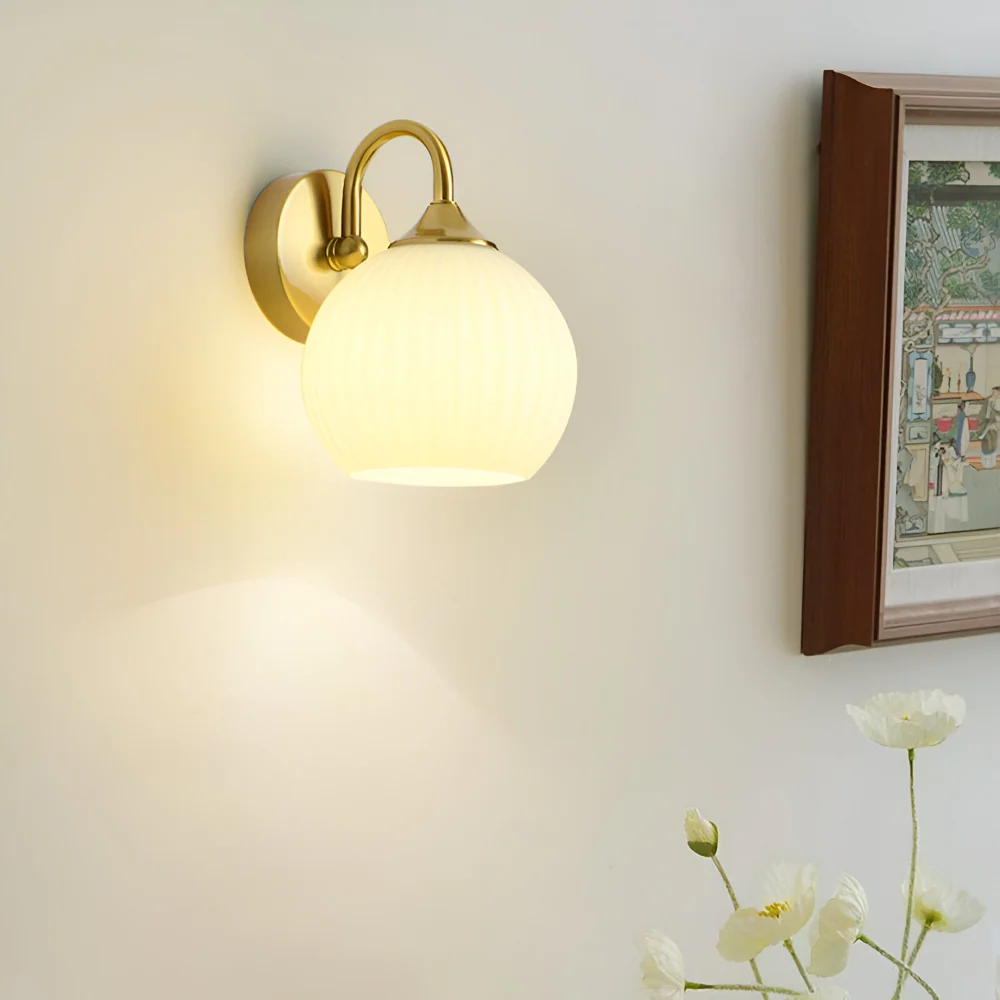 GlowSphere – Randig Glasvägglampa i Minimalist Klotdesign Silver