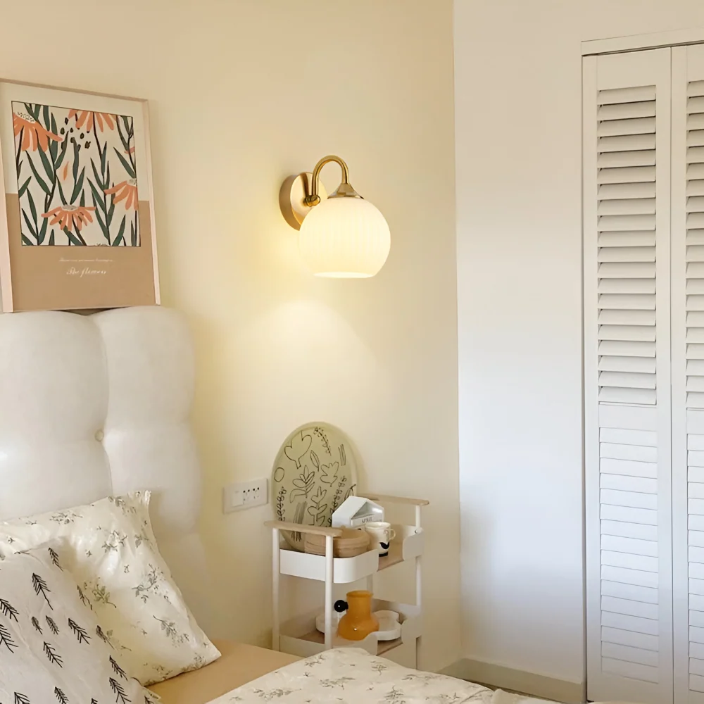 GlowSphere – Randig Glasvägglampa i Minimalist Klotdesign Silver