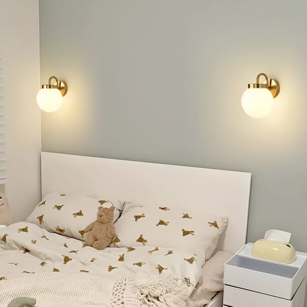 GlowSphere – Randig Glasvägglampa i Minimalist Klotdesign Silver