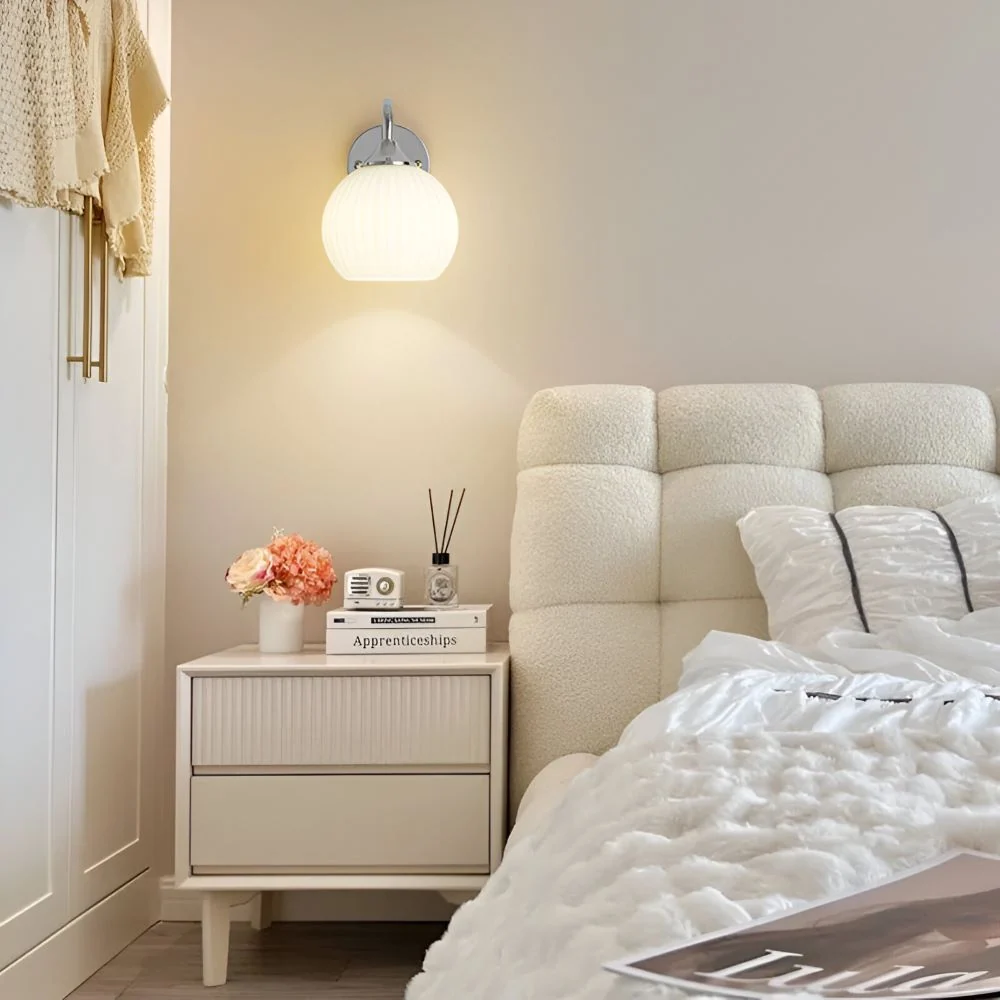 GlowSphere – Randig Glasvägglampa i Minimalist Klotdesign Silver
