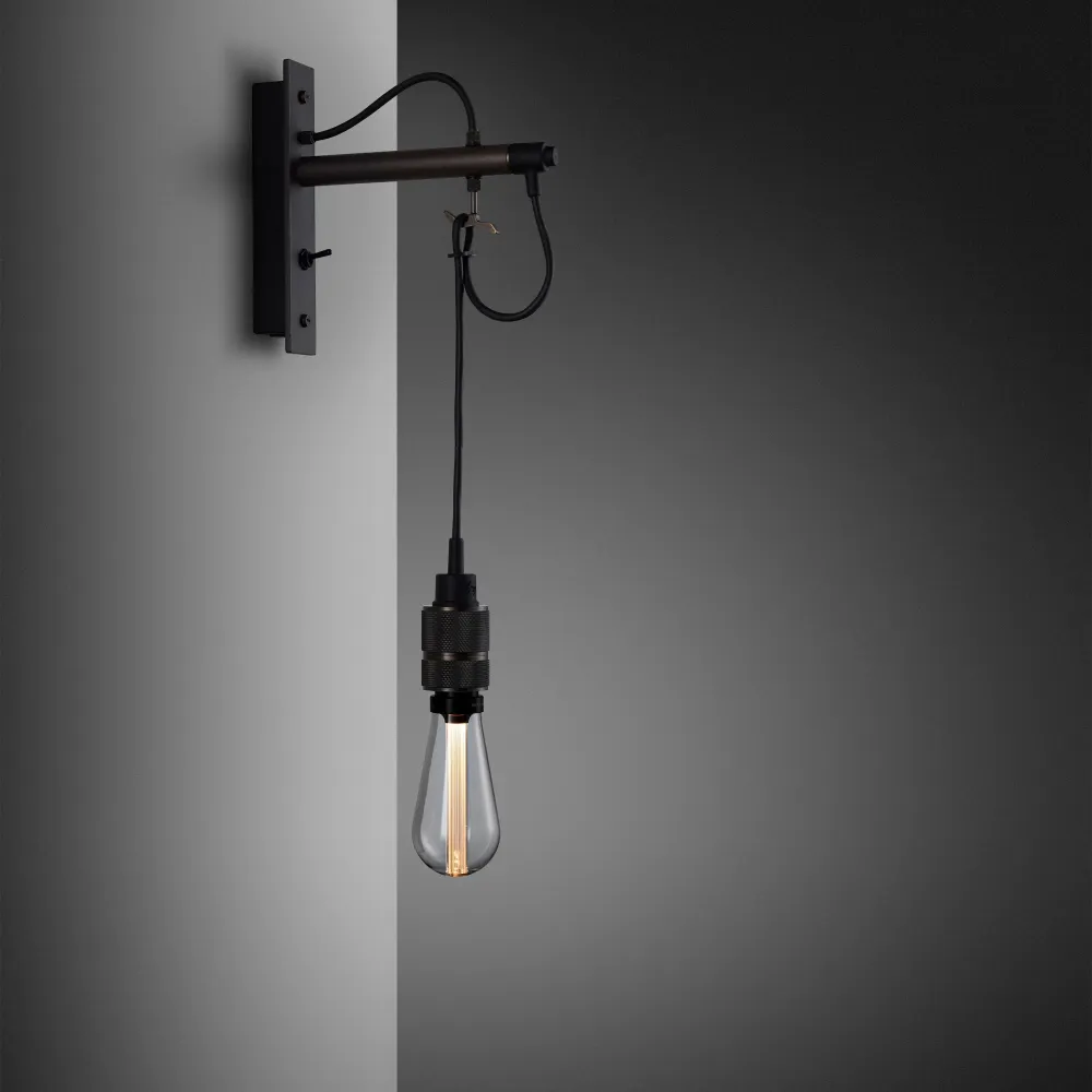 Hook Wall Nude vägglampa i grafit och brunerad golden metal • Buster + Punch
