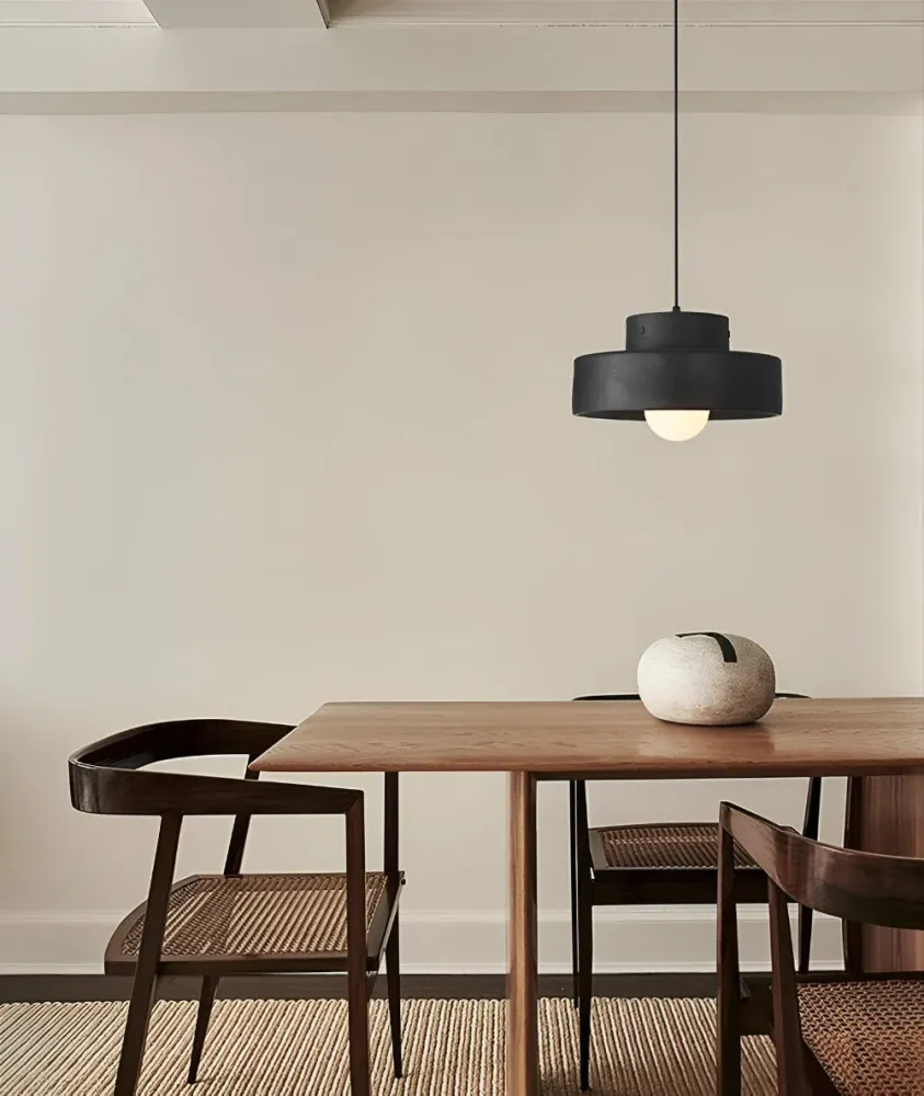 NostalSabi – Färgstark Wabi Sabi Pendellampa i Röd Macaron-Design Svart