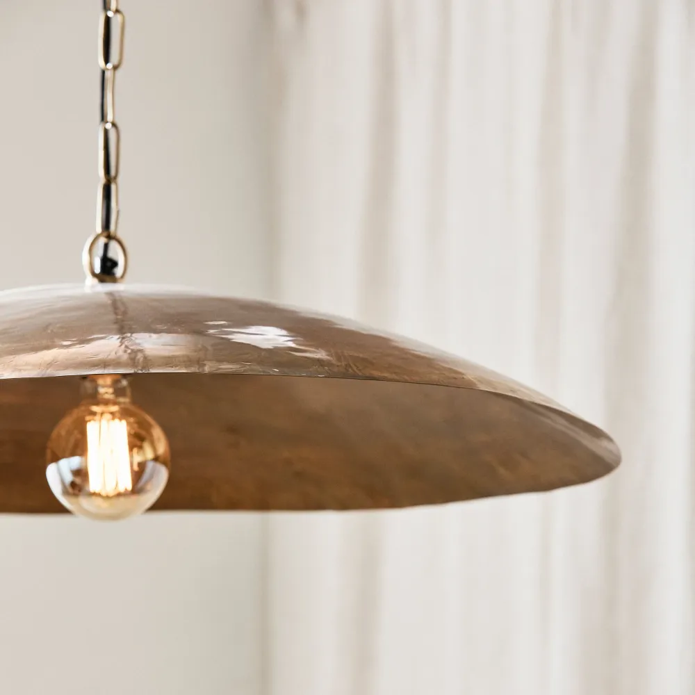 SHAKTI taklampa i golden metal – handgjord lampa med naturlig glans
