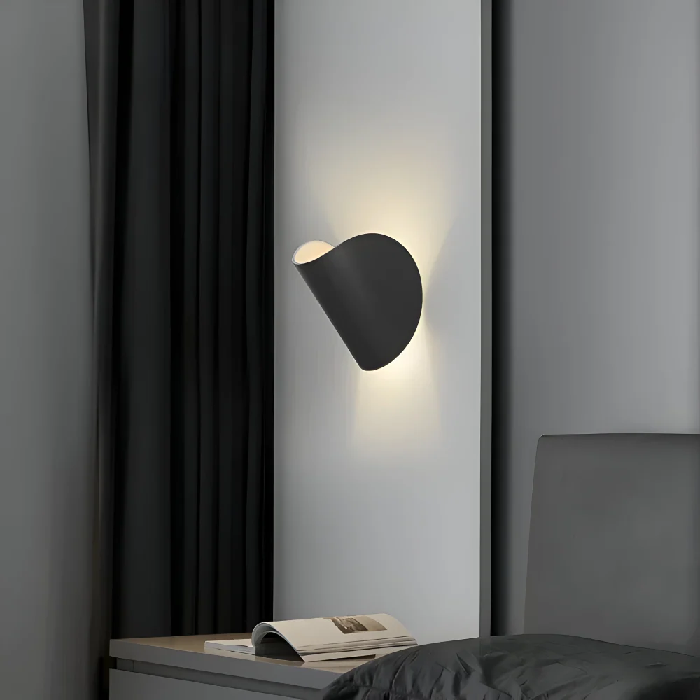 Twist – Vägglampa i Alloy med Roterande Geometrisk Design Svart