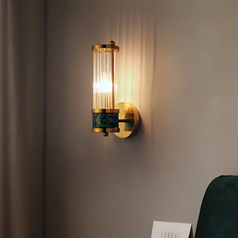 Aurelia – Vägglampa i Guld med Ribbade Kristalldetaljer och E14 LED-belysning