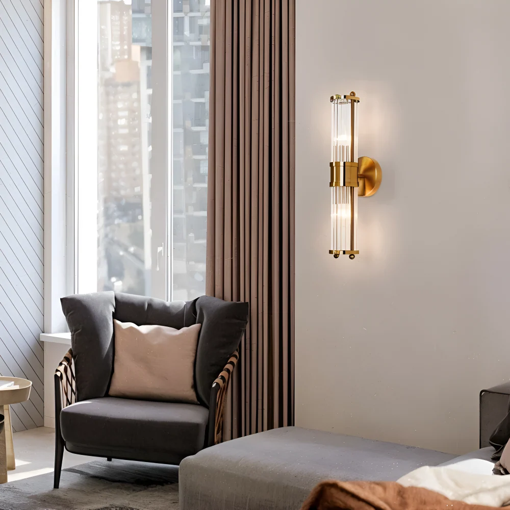Aurelia – Vägglampa i Guld med Ribbade Kristalldetaljer och E14 LED-belysning