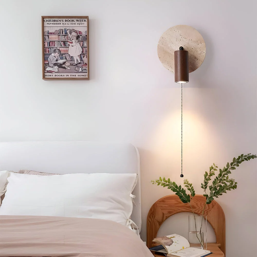 LumoStone – Ficka Rund LED Vägglampa | Svängbar Vägglampa i Travertin & Trä