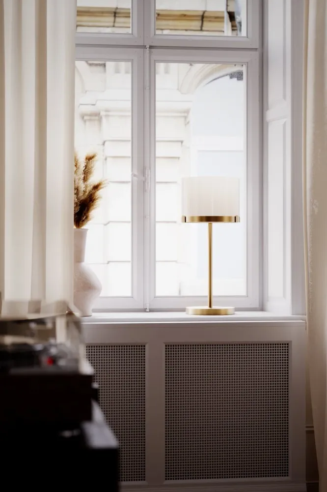 Marcel bordslampa H55 cm mässing/vit