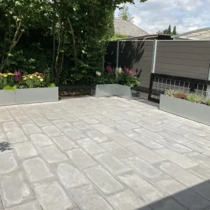 Vinklad blomlåda i galvaniserat stål CUBY – H40 cm, flera längder