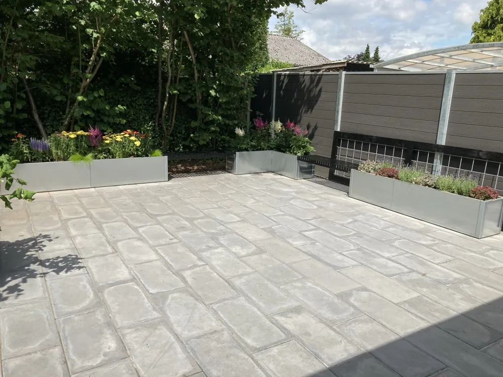 Vinklad blomlåda i galvaniserat stål CUBY – H40 cm, flera längder
