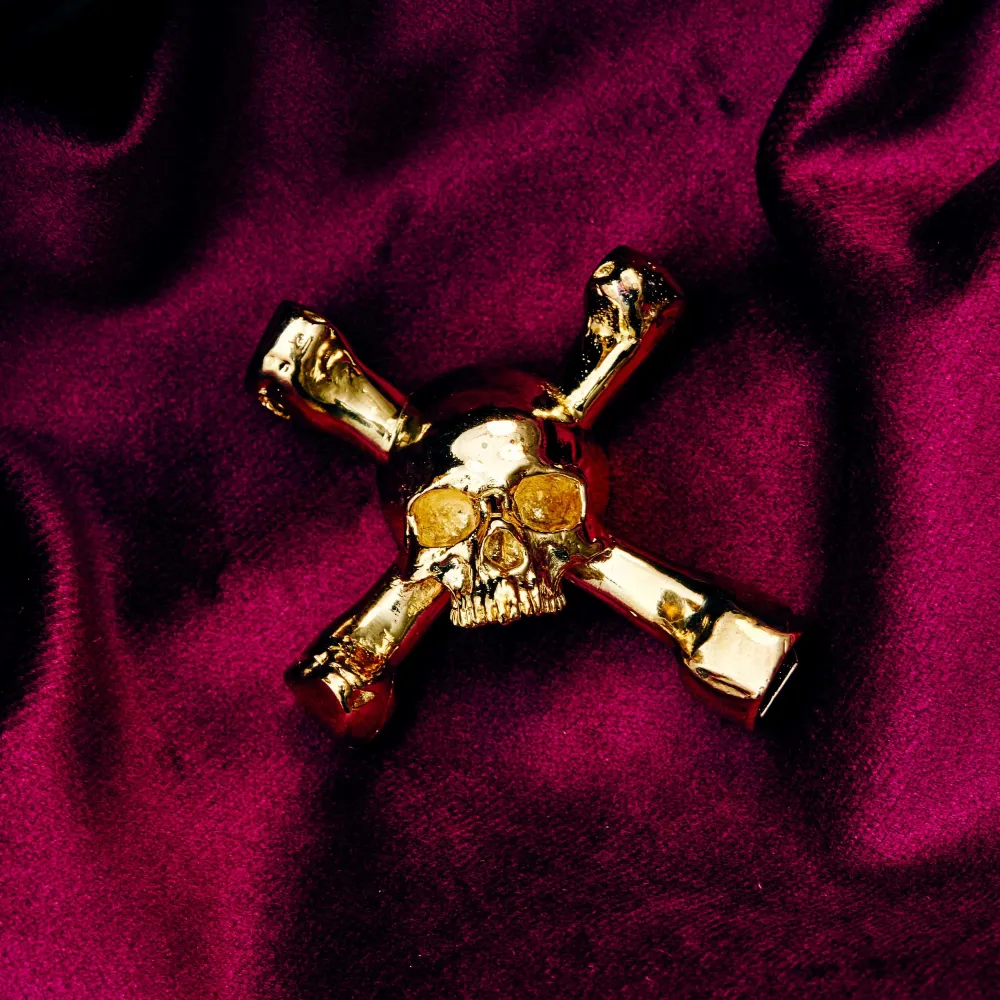 Skull trumnyckel/halsband av Travis Barker, warm alloy • Buster + Punch