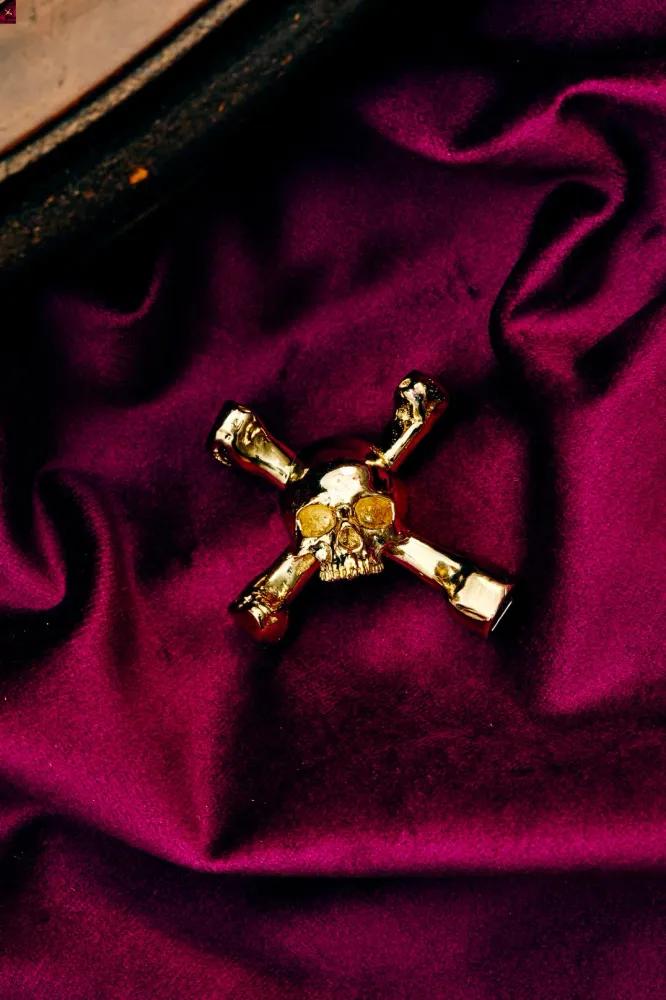 Skull trumnyckel/halsband av Travis Barker, warm alloy • Buster + Punch