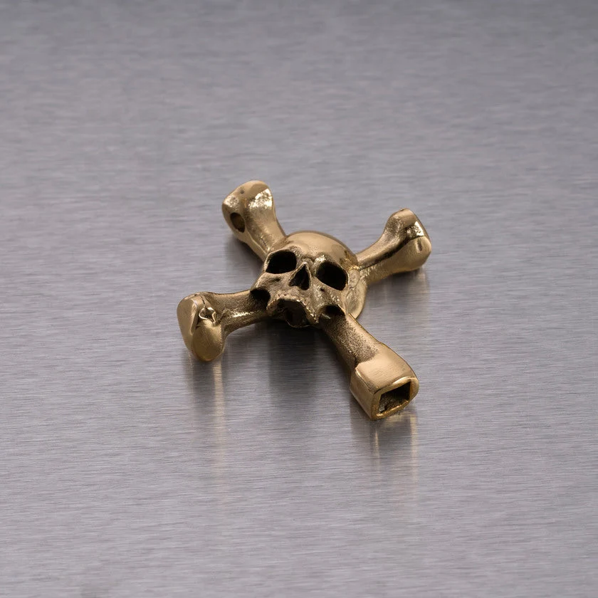 Skull trumnyckel/halsband av Travis Barker, warm alloy • Buster + Punch
