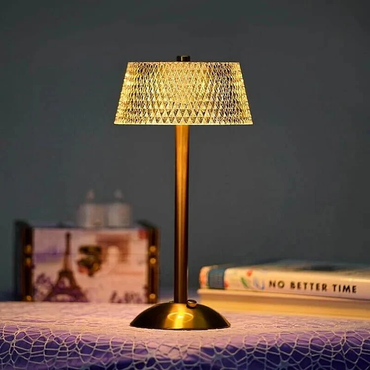AuroLuxe – Trådlös bordslampa i kristall och alloy med elegant LED-belysning