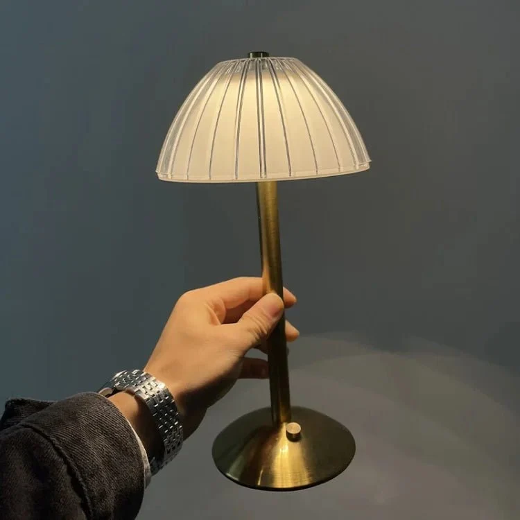 AuroLuxe – Trådlös bordslampa i kristall och alloy med elegant LED-belysning