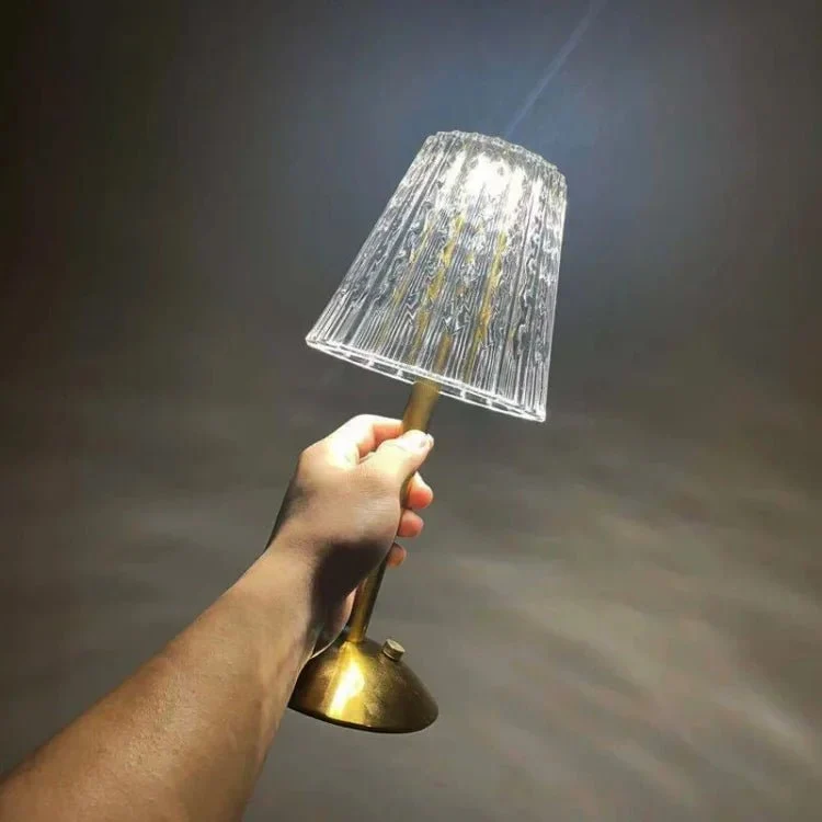 AuroLuxe – Trådlös bordslampa i kristall och alloy med elegant LED-belysning