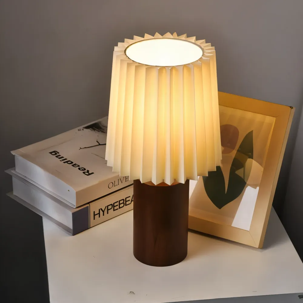 ScandiChic Bordslampa i Trä - Bordslampa i Nordisk Plisserad Tyg
