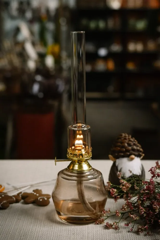 Fotogenlampa i askrosa glas med mässingsdetaljer