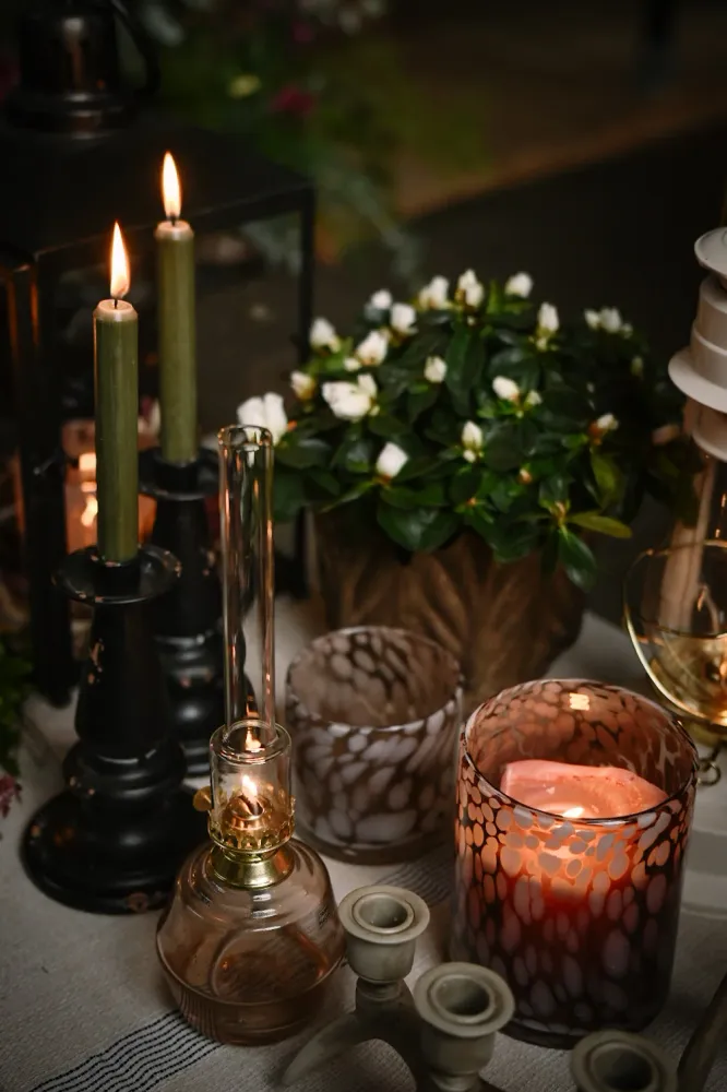 Fotogenlampa i askrosa glas med mässingsdetaljer