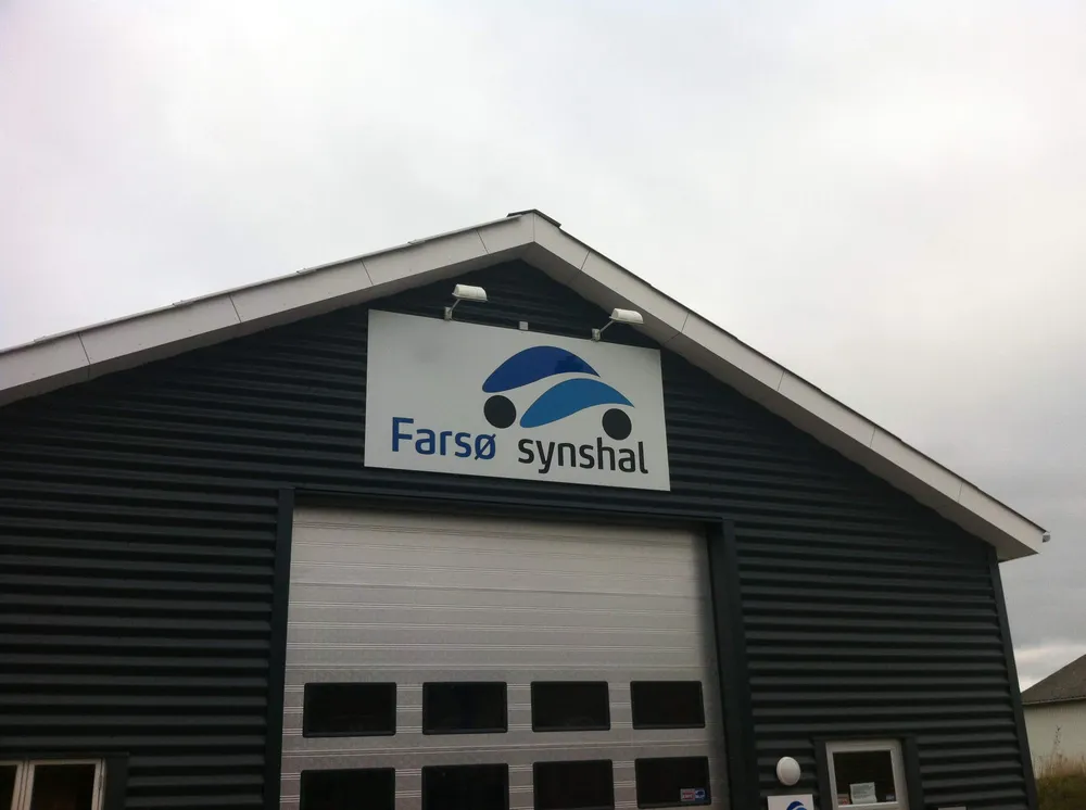 Fyrkantig fasadskylt med tryck